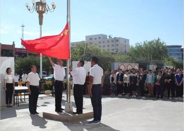 记者进入云南滑坡中心区域：夜色中大型机械作业 搜救犬、生命探测仪投入救援